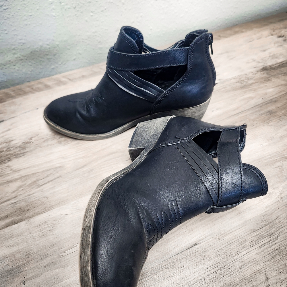 Jellypop Black Ankle Booties Size 8 Buckle Strap Low Heel Western Boho Cutout